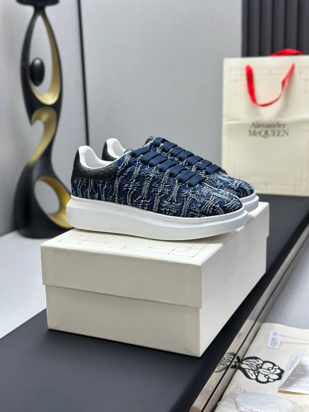 👟👟Ex-factory price 600👟👟 (🥇Top version produced in Dongguan🥇) A new upgrade of the classic McQueen white shoes. This upgrade of McQueen, which has been done for 4 consecutive years, will definitely bring you the most cost-effective ALEXANDER MCQUEEN classic in the market. If you are not confident about the quality of such a classic and world-destroying model, there is really no need to put it on the table🔙.  Purchased original version from HK counter, various demolitions.  All kinds of PKs are welcome💥.  (Anyone who has the original version at the stall is welcome🆚) The thick sole perfectly increases the elongated visual effect. The most perfect proportion of the shoe body is this last shape. The logo font on the rear tail is printed in small fonts. The logo on the foot is made of genuine leather with air-pressed colorless process. We will always update the color with the counter. 🔘Upper: genuine customized environmentally friendly full-grain cowhide 🔘Inner lining: imported mixed sheepskin (the genuine product is also sheepskin, not the cheap cowhide on the market) 🔘Sole: Exclusive molded TPU➕rubber injection molded layered outsole, (purple tail, pink tail, red tail, burgundy tail, rose gold tail sequin series, Velcro men's model needs to be customized, non-returnable) 🔘Code number 34-44 (women's size 34.40 is custom-made).